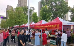 爱心送考 温暖护航 蔡甸迷彩“护考团”雨中守护