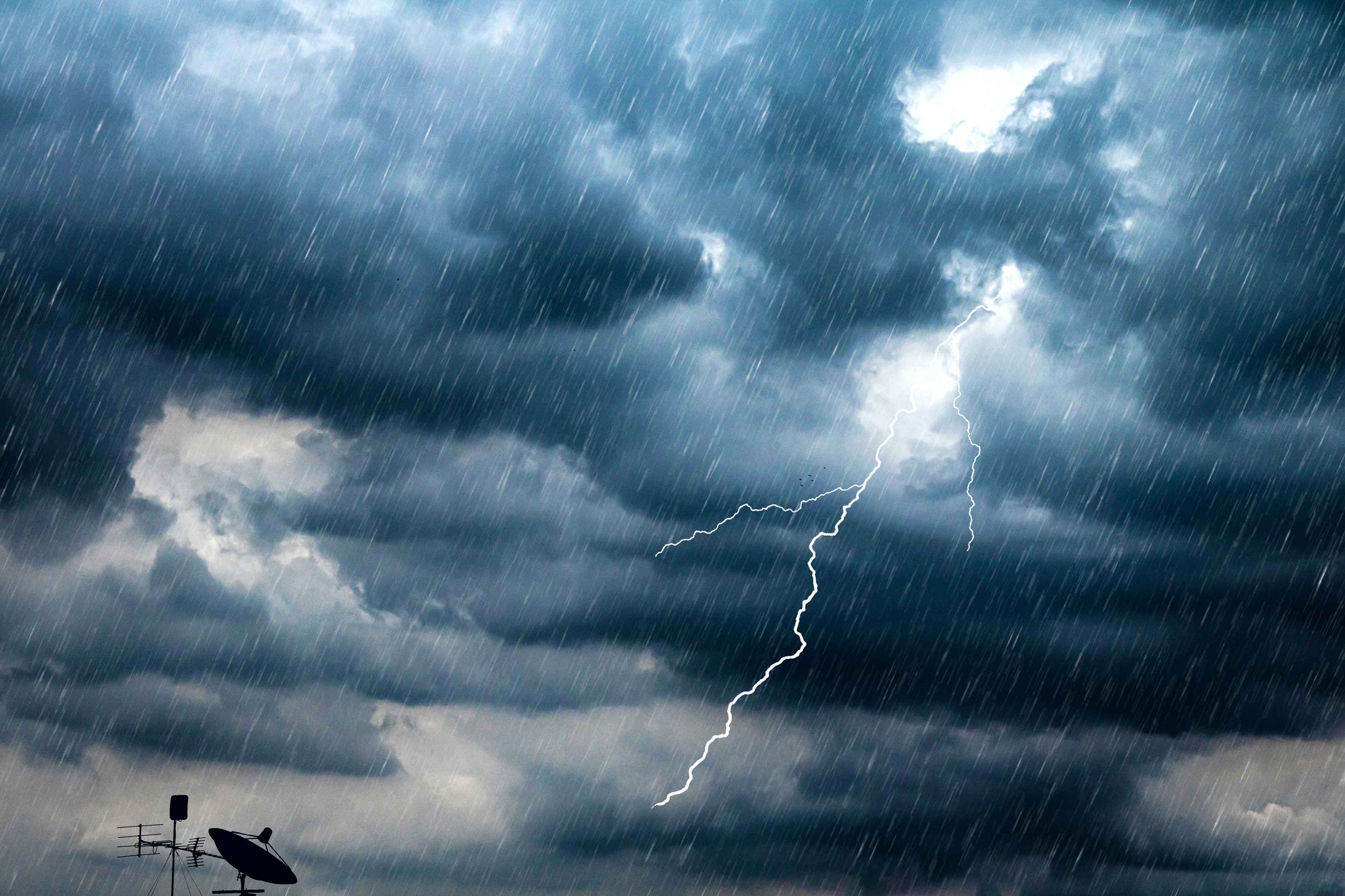 千库网_闪电和雷暴闪烁与下雨的背景。恶劣天气和多云问题与航空或卫星信号.jpg